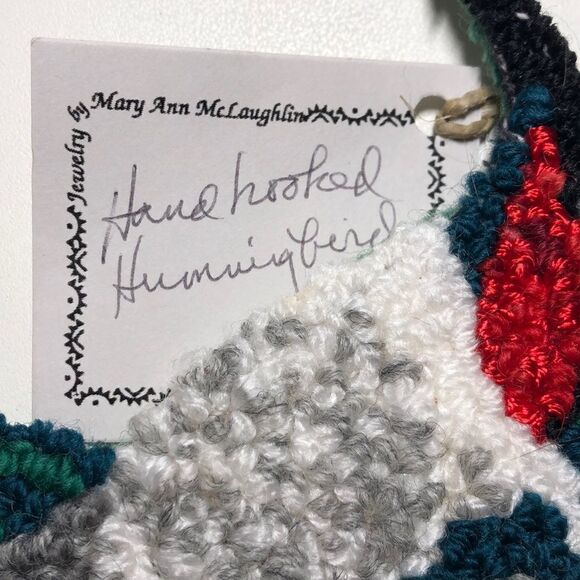 NEW! Hand hooked Hummingbird - Picture 6 of 6